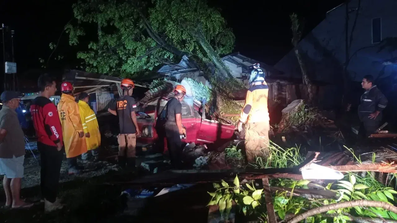 Padang Diterjang Angin Kencang, Warga Luka, Bangunan Rusak