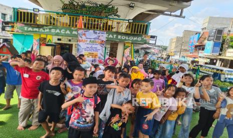 pnm-peduli-hidupkan-literasi-anak-di-tbm-kolong-ciputat