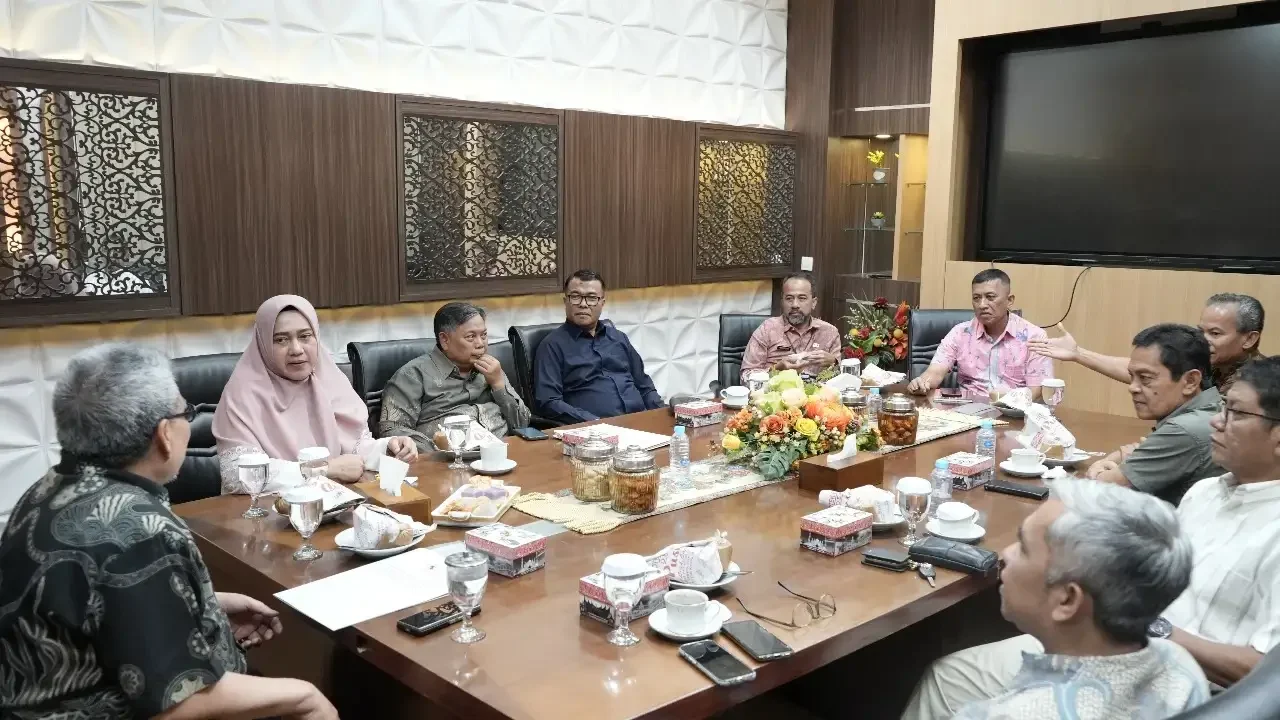 pansel-serahkan-21-calon-kpid-ke-dprd-sumbar,-15-nama-lolos-belum-diketahui