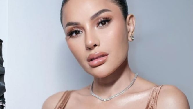 nikita-mirzani-ngaku-sakit-hati-karena-vadel-badjideh-masih-bongkar-aib-putrinya
