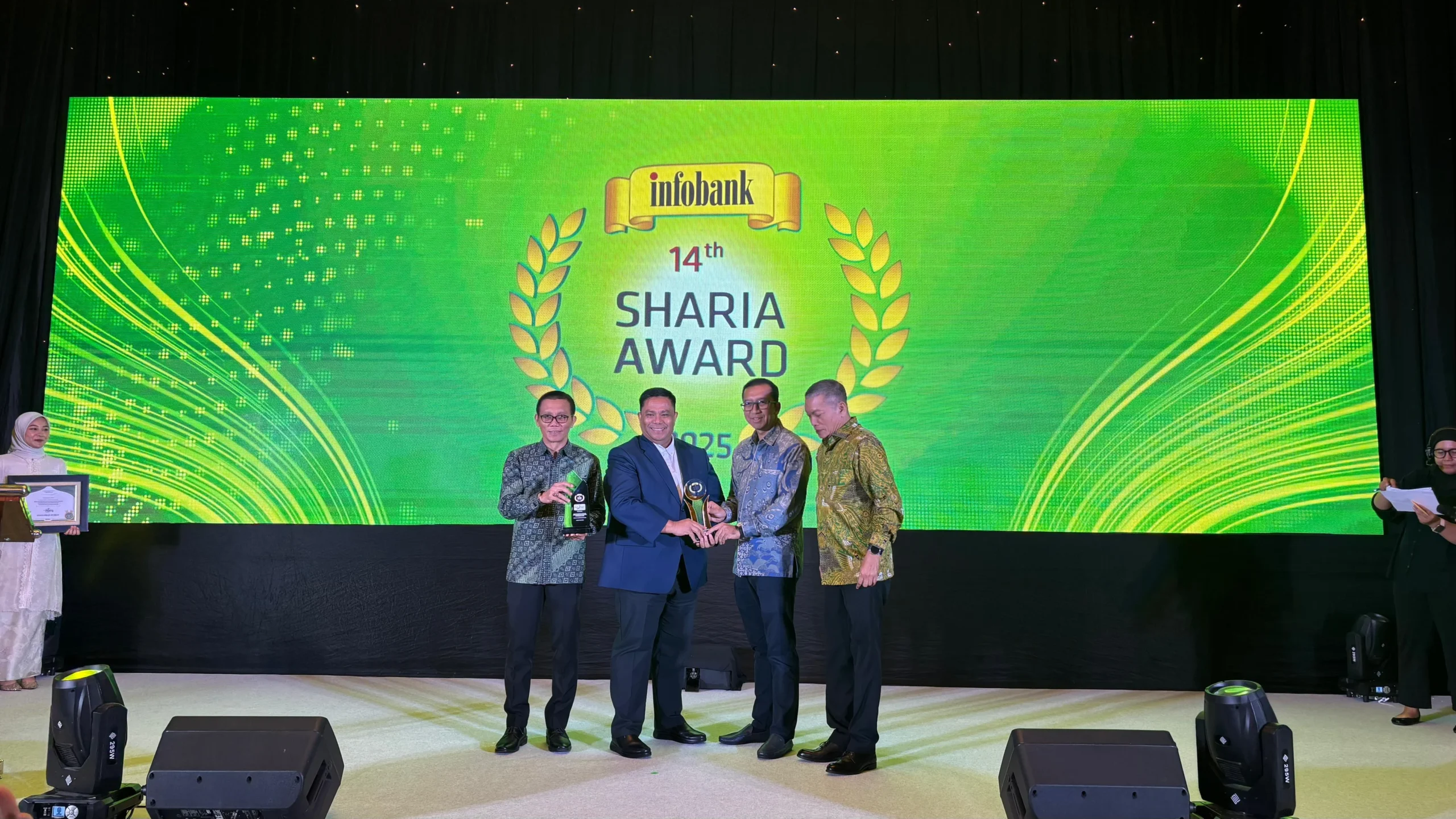 uus-bank-nagari-raih-tiga-penghargaan-di-infobank-sharia