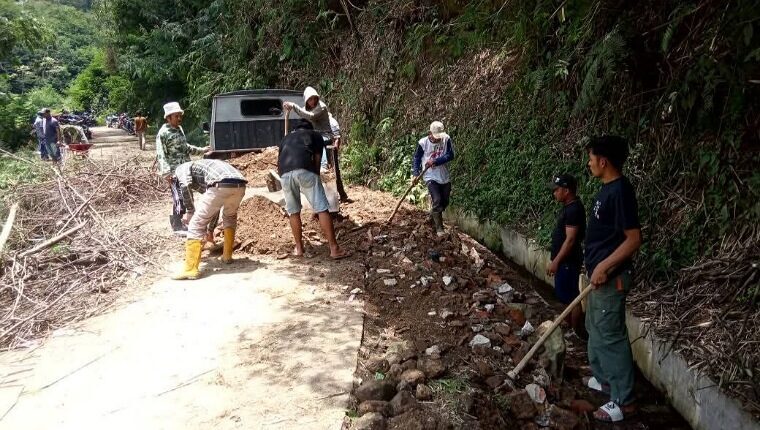 Warga Gobah Gotong Royong Perbaiki Jalan Longsor