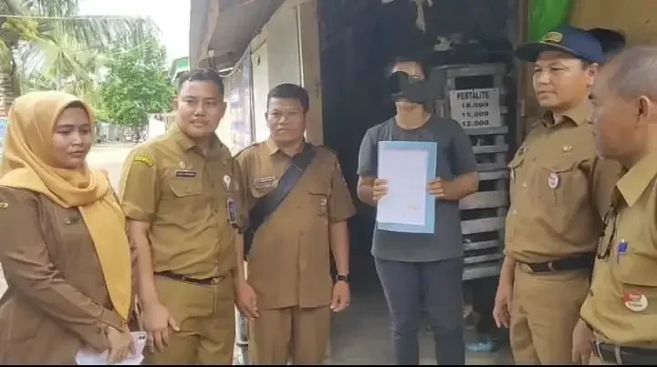 DLH Padang Tindak Warga Buang Sampah ke Laut