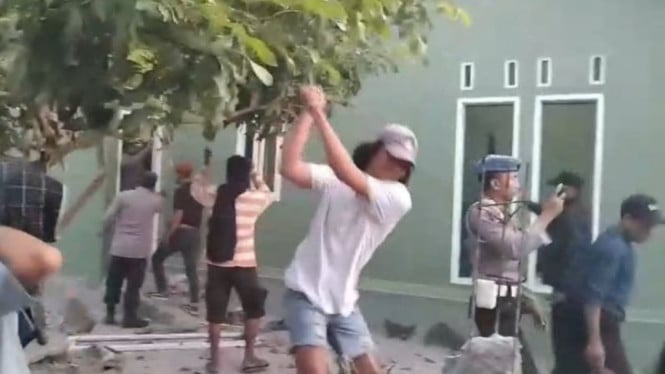 viral-rumah-istri-polisi-tersangka-pembunuh-suami-di-lombok-barat-dirusak-warga