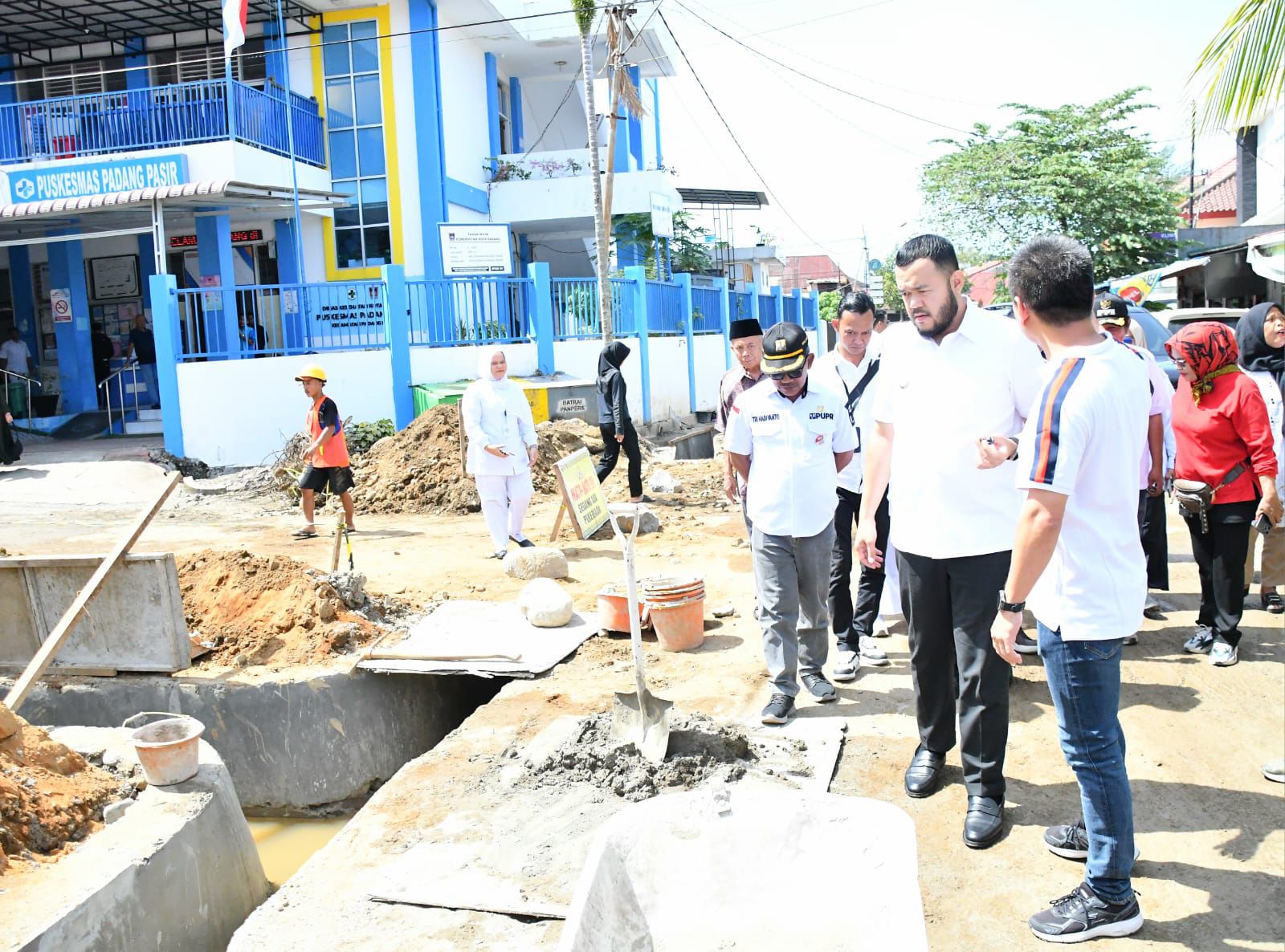 wali-kota-padang-tinjau-rehabilitasi-drainase,-atasi-genangan-air-padang-pasir