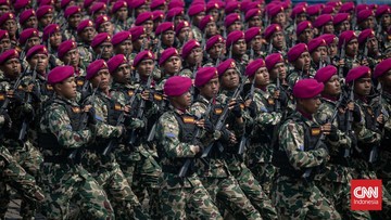 TNI Beri Santunan Keluarga Prajurit Gugur Saat HUT ke-80