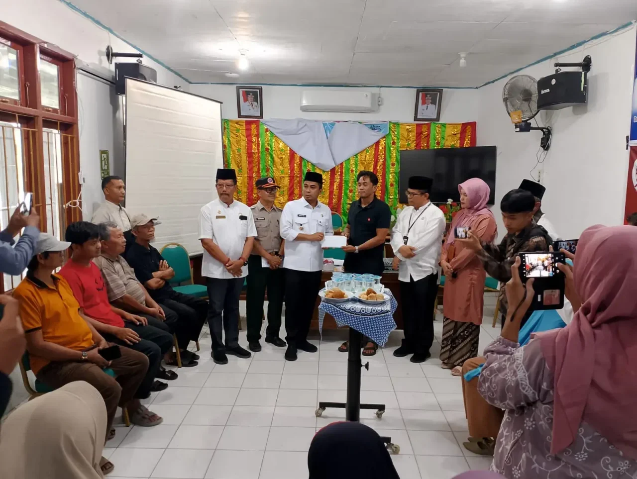 pemko-solok-salurkan-bantuan-untuk-264-rumah-terdampak-angin-kencang 
