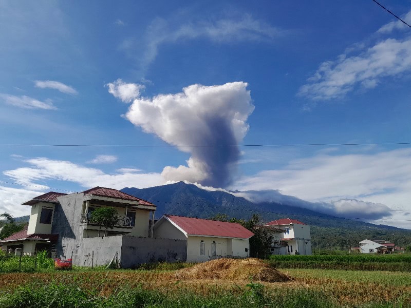 marapi-erupsi,-hujan-abu-cemari-lahan-pertanian-bukik-batabuah