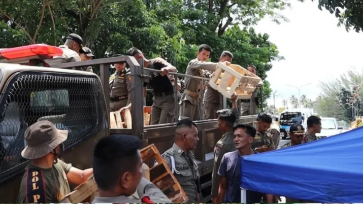 satpol-pp-padang-tertibkan-lapak-pkl-langgar-aturan-kota