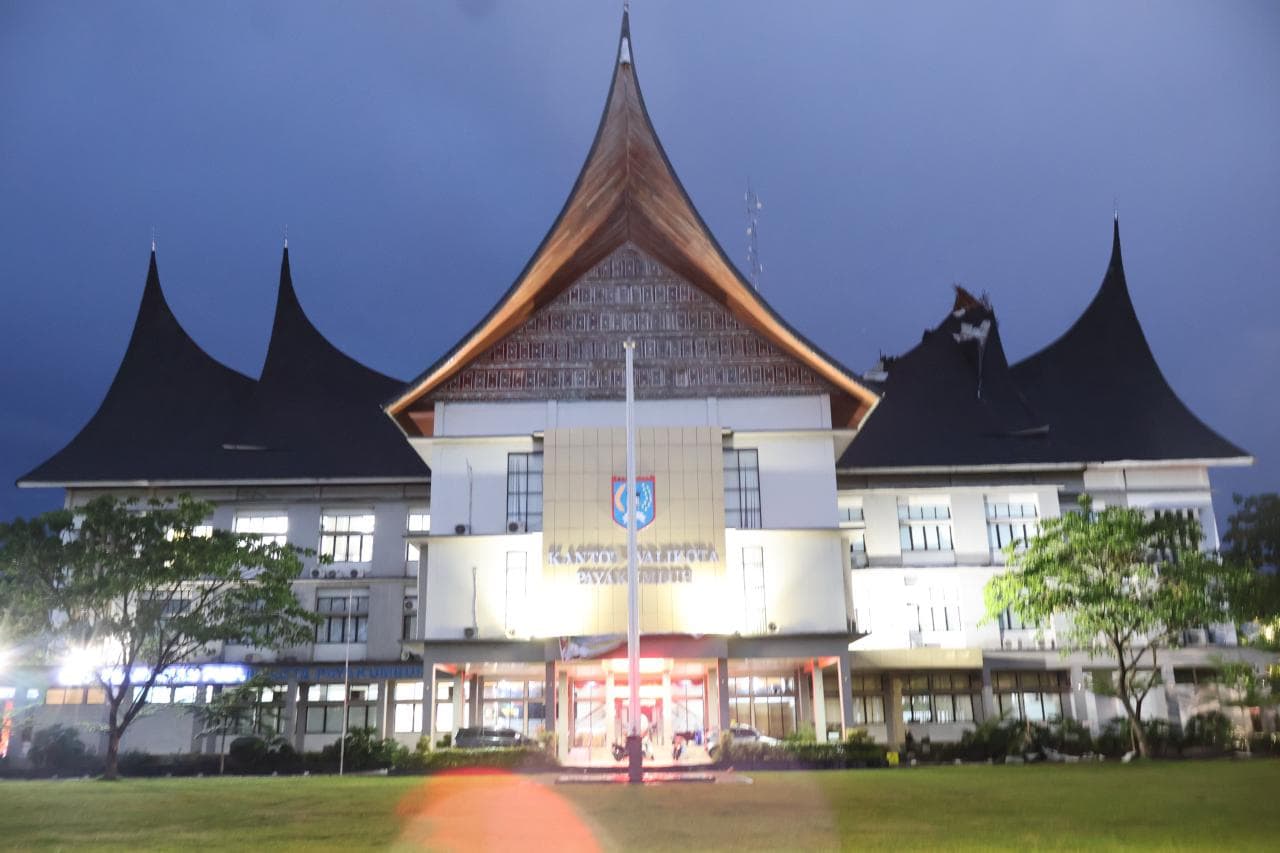 angin-kencang-terjang,-gonjong-balai-kota-payakumbuh-ambruk