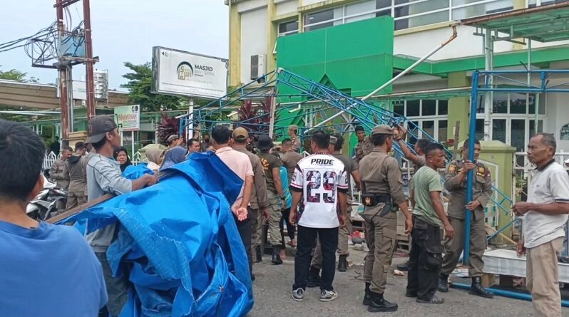 satpol-pp-padang-gencar-tertibkan-pkl,-jaga-ketertiban-dan-fungsi-drainase