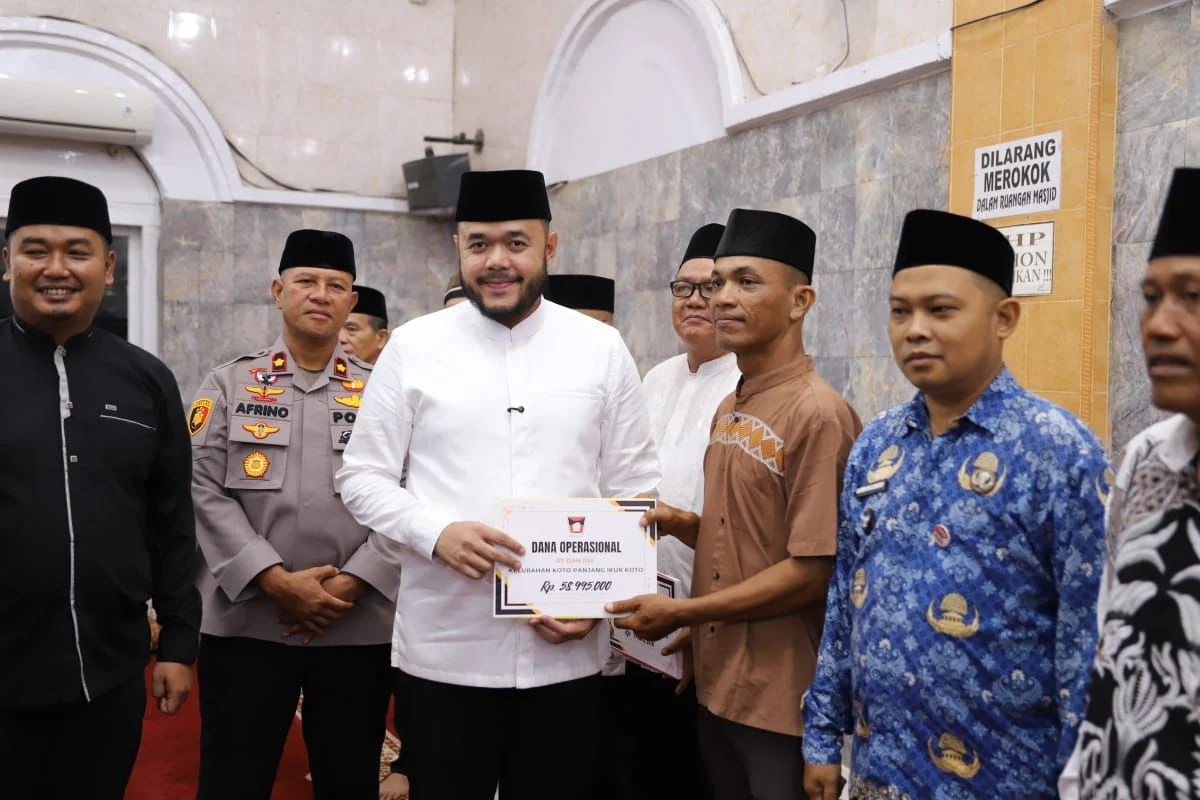 Wali Kota Padang Serahkan Dana Operasional, Apresiasi untuk RT/RW Hingga Guru TPA
