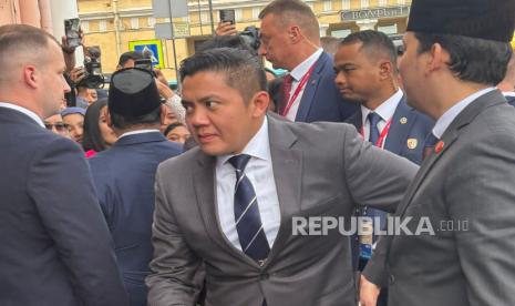 poltracking:-seskab-teddy-jadi-menteri-approval-rating-tinggi