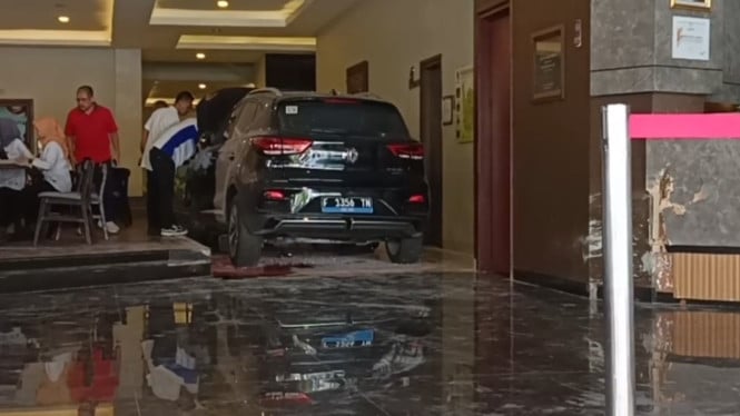 Mobil Listrik Terobos Lobi Hotel Klaten, Diduga Gangguan Elektrik