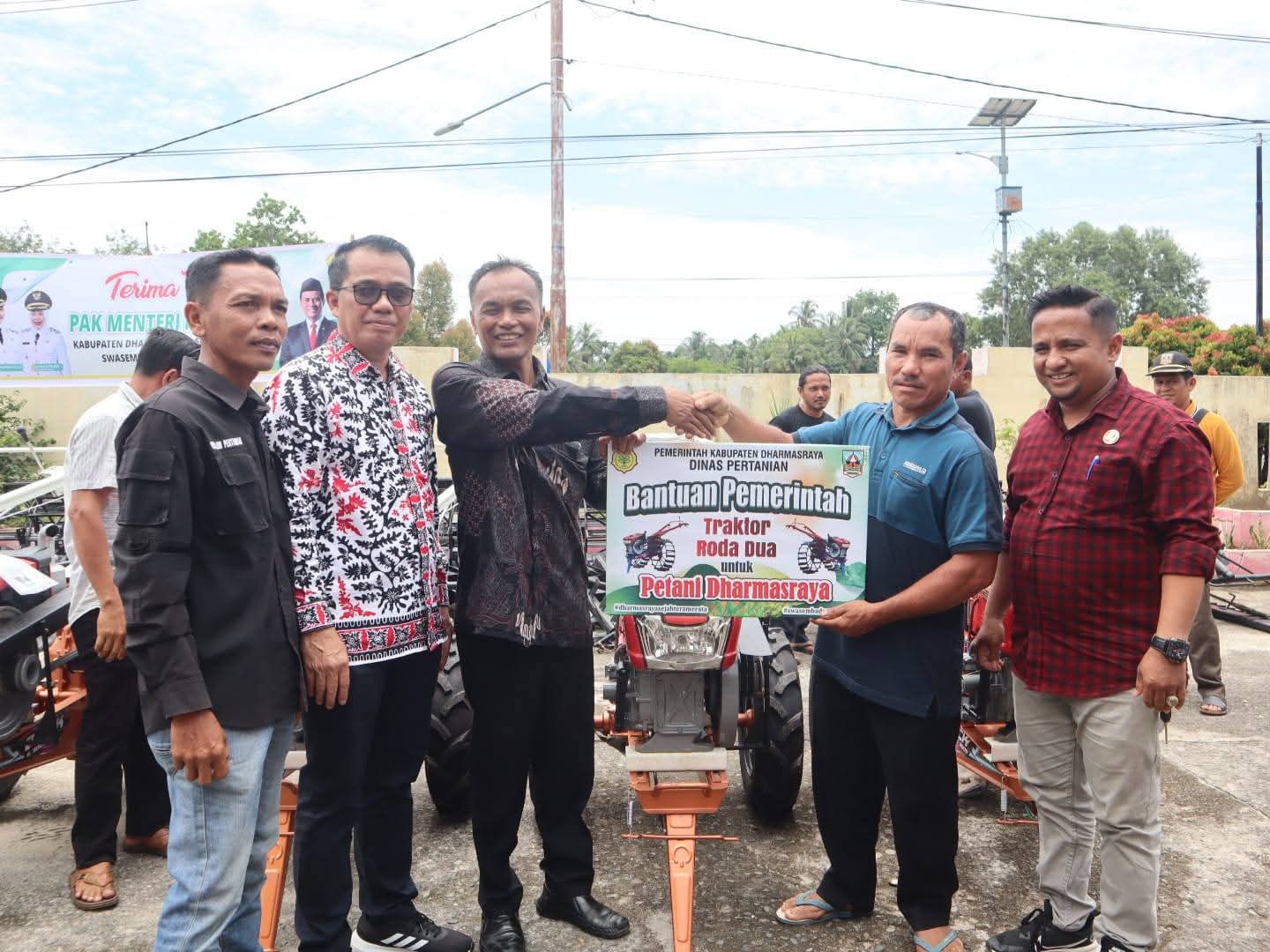 Traktor Baru Tingkatkan Produktivitas Petani Dharmasraya