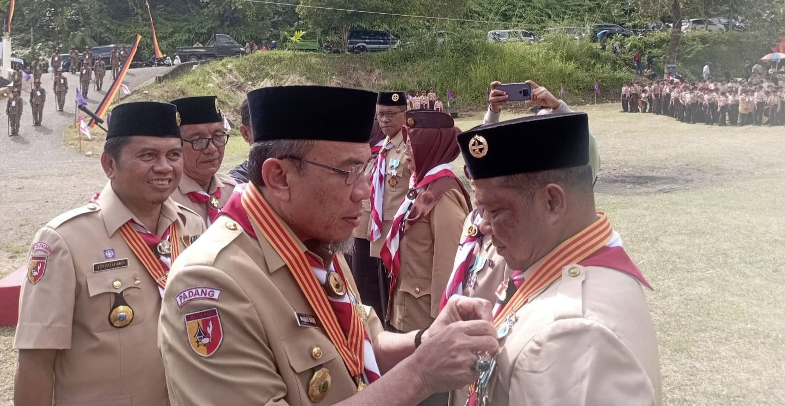 LTPM Padang: Ratusan Siswa Madrasah Unjuk Kebolehan Pramuka
