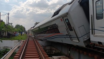 kai-pastikan-penumpang-kereta-purwojaya-selamat-usai-anjlok-di-bekasi