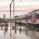 banjir-rendam-jalur-kereta-di-semarang,-ka-argo-bromo-anggrek-ditarik-pakai-lokomotif-diesel-hidrolik