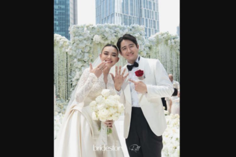 Amanda Manopo Terharu, Kenny Austin Pasangkan Cincin Pernikahan