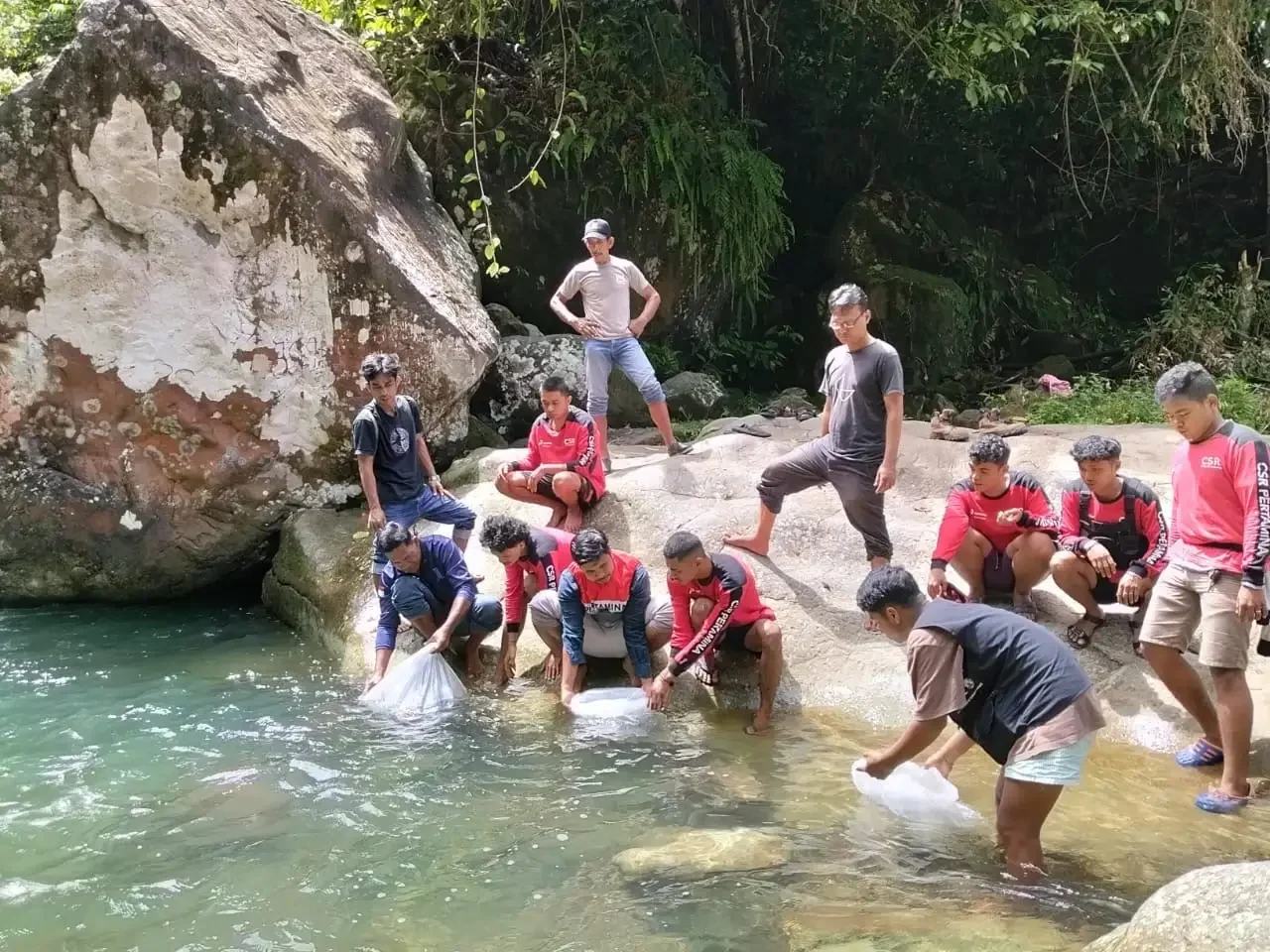 Pertamina Patra Niaga IT Teluk Kabung Lepas 5.000 Benih Ikan di Sungai Lubuk Hitam