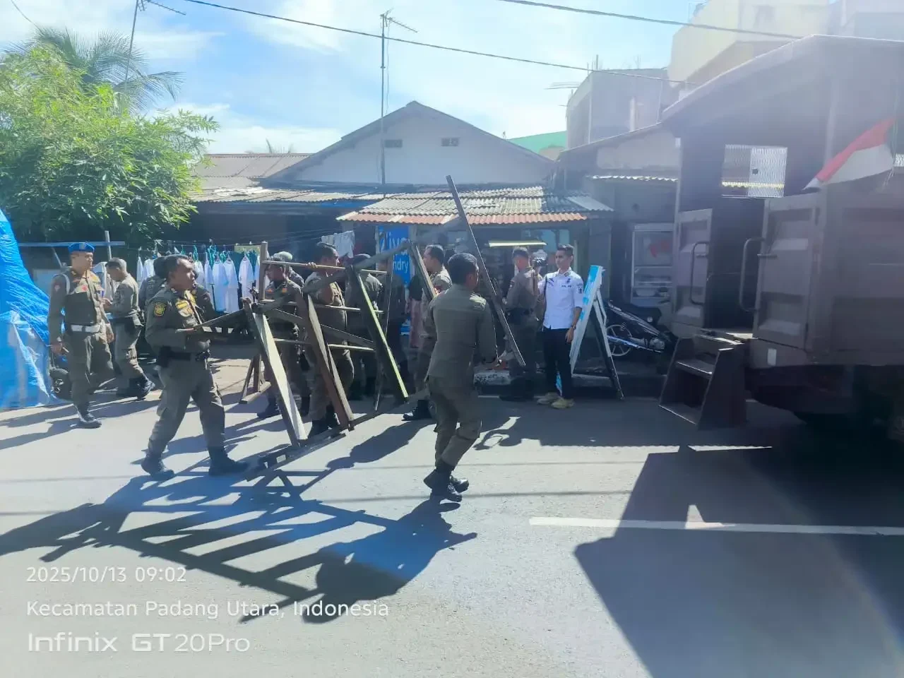 Upaya Jaga Ketertiban, Satpol PP Padang Tertibkan Lapak di Jalan Samudra