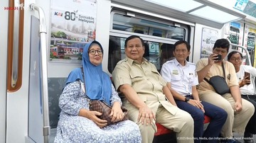 prabowo-nikmati-krl-ke-tanah-abang,-jadi-buruan-selfie-warga