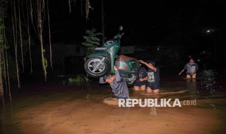jangan-konyol-terobos-banjir,-ini-tips-dari-pakar-otomotif-itb-buat-semua-pengendara-motor