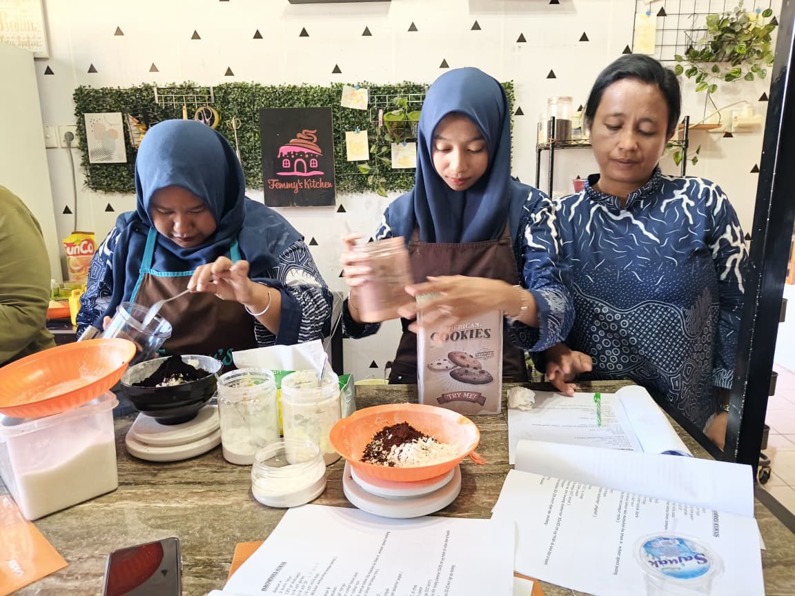 PT Semen Padang Latih Warga Bikin Kue di Teluk Bayur