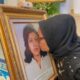 tangis-haru-di-istana-negara,-wijiati-hanya-bisa-cium-foto-marsinah