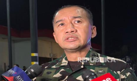 panglima-tni-saksikan-terjun-malam-hari-di-bandara-depati-amir