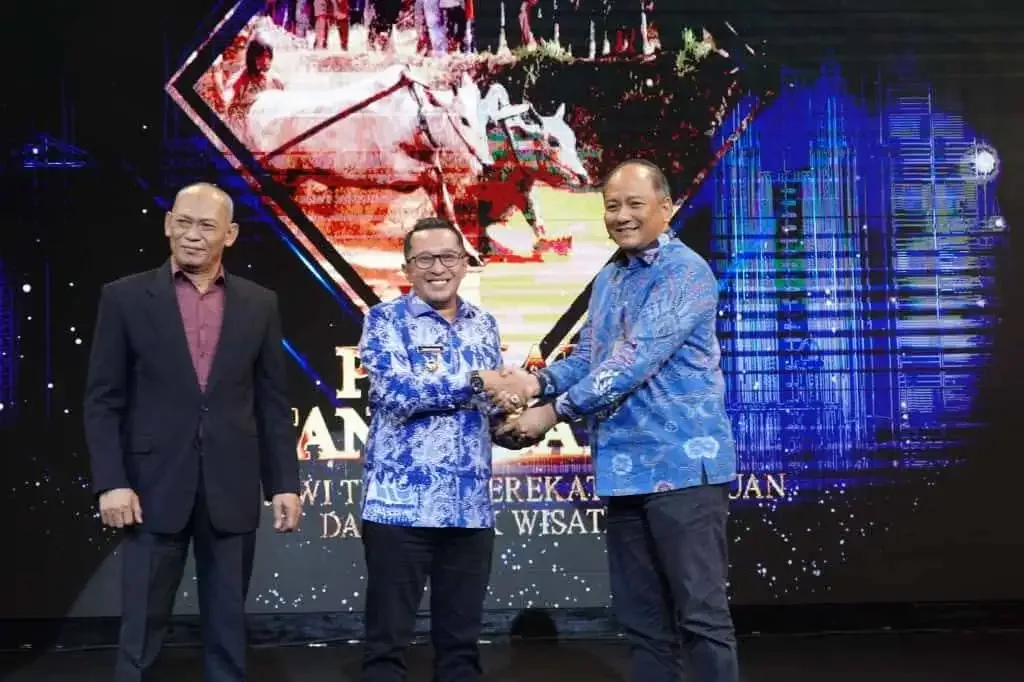 *   Fotografi Memukau, Tanah Datar Raih RRI Award 2025