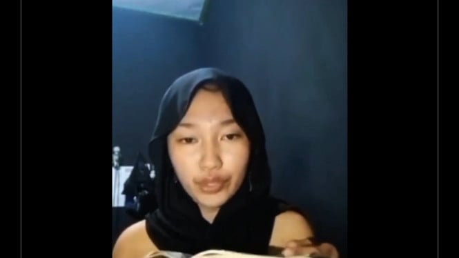 heboh!-wanita-kerudung-hitam-diduga-lecehkan-al-qur’an,-bareskrim-turun-tangan