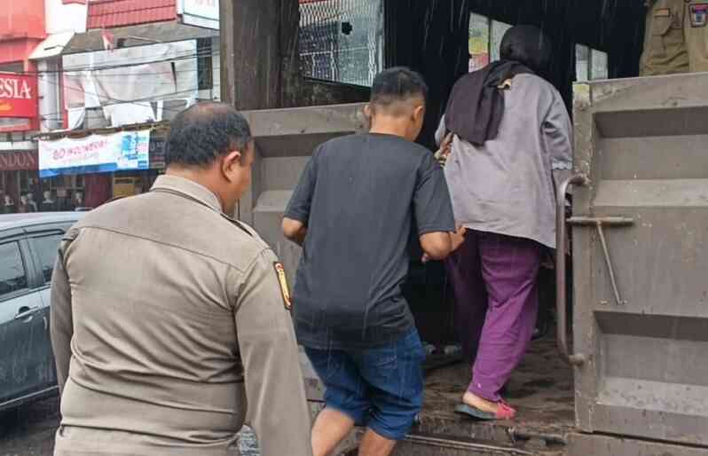 Keluarga Jakarta Cari Kerja, Malah Terlantar di Padang