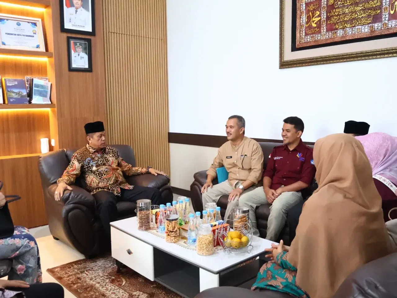 wakil-walikota-lepas-guru-dan-tenaga-kependidikan-hebat-payakumbuh-untuk-ajang-apresiasi-gtk-hebat-2025-nasional