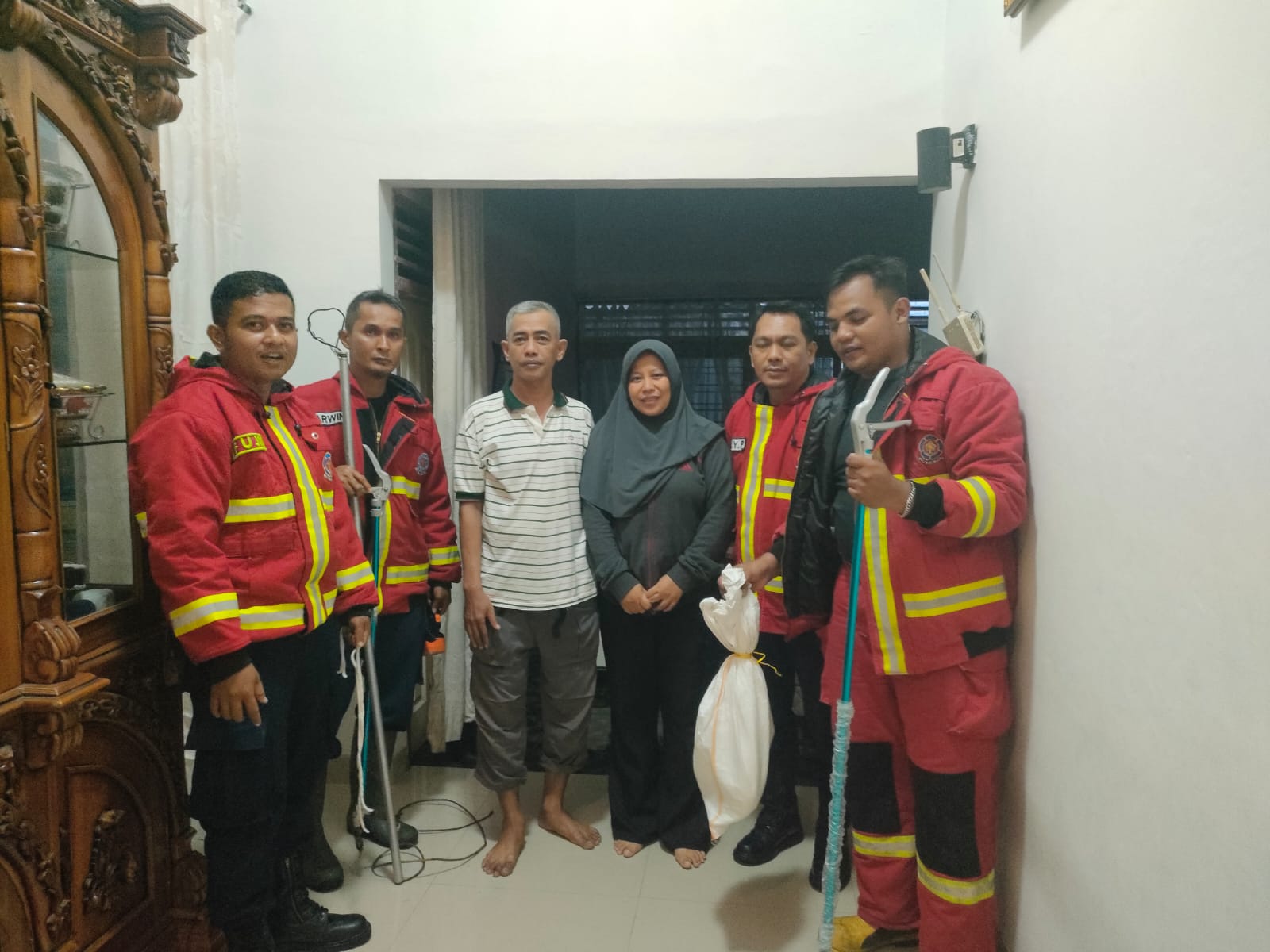 Musang Masuk Rumah, Damkar Padang Lakukan Evakuasi Cepat