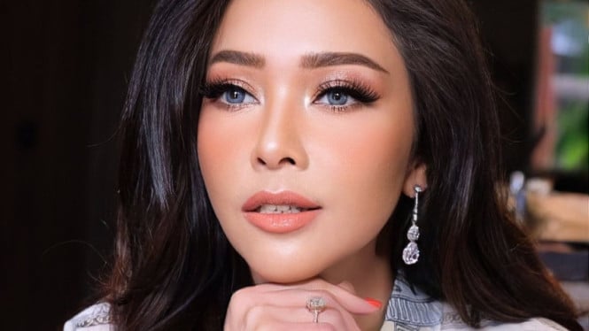 maia-estianty-akhirnya-klarifikasi-usai-dinyinyir-netizen-sibuk-rekam-saat-al-dan-alyssa-umumkan-kehamilan