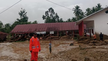 *   Banjir Longsor Tapteng Renggut Nyawa, Ribuan Rumah Terendam
*   Hujan Badai Picu Banjir Longsor, Tapteng Evakuasi Warga
*   Tapteng Diterjang Banjir: Evakuasi Berjalan, Bantuan Mengalir
*   Banjir dan Longsor Landa Tapteng, BMKG Beri Peringatan
*   Cu