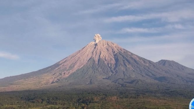 status-gunung-semeru-turun-dari-awas-menjadi-siaga
