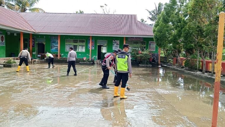 Kapolsek Agam Gerak Cepat Bersihkan Sekolah Terdampak Banjir