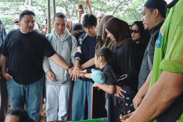 Richa Novisha Dampingi Anak-anak di Pemakaman Gary Iskak, Suasana Haru