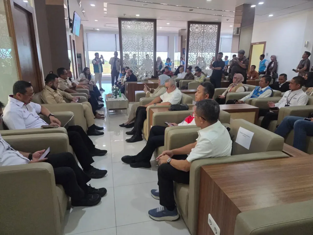 mendarat-di-padang,-dony-oskaria-langsung-koordinasi-lintas-bumn