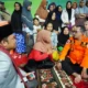 didampingi-ketua-tp-pkk,-bupati-tanah-datar-salurkan-bantuan-pengungsi-banjir-bandang