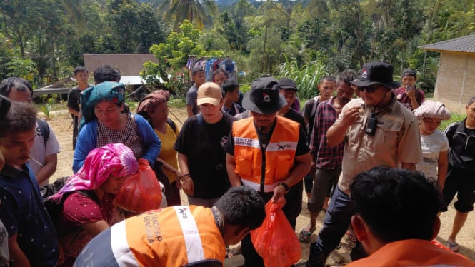 bantuan-terus-mengalir,-namun-distribusi-ke-korban-banjir-bandang-tapanuli-utara-terkendala-jalan-putus