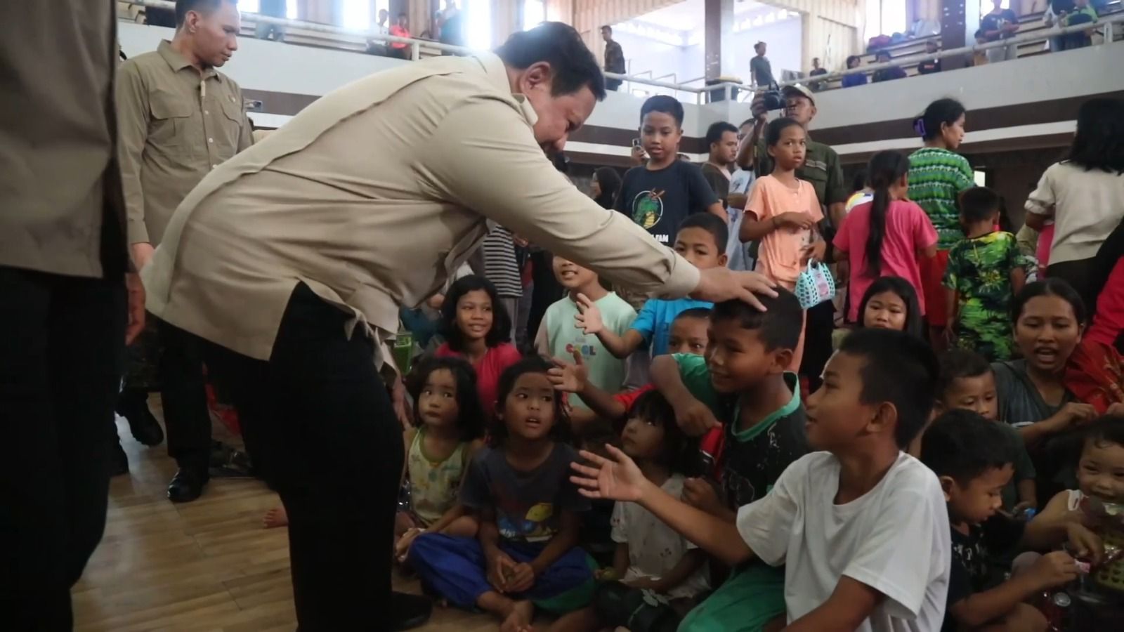 prabowo-sambangi-korban-banjir-sumbar,-bumn-sigap-memulihkan