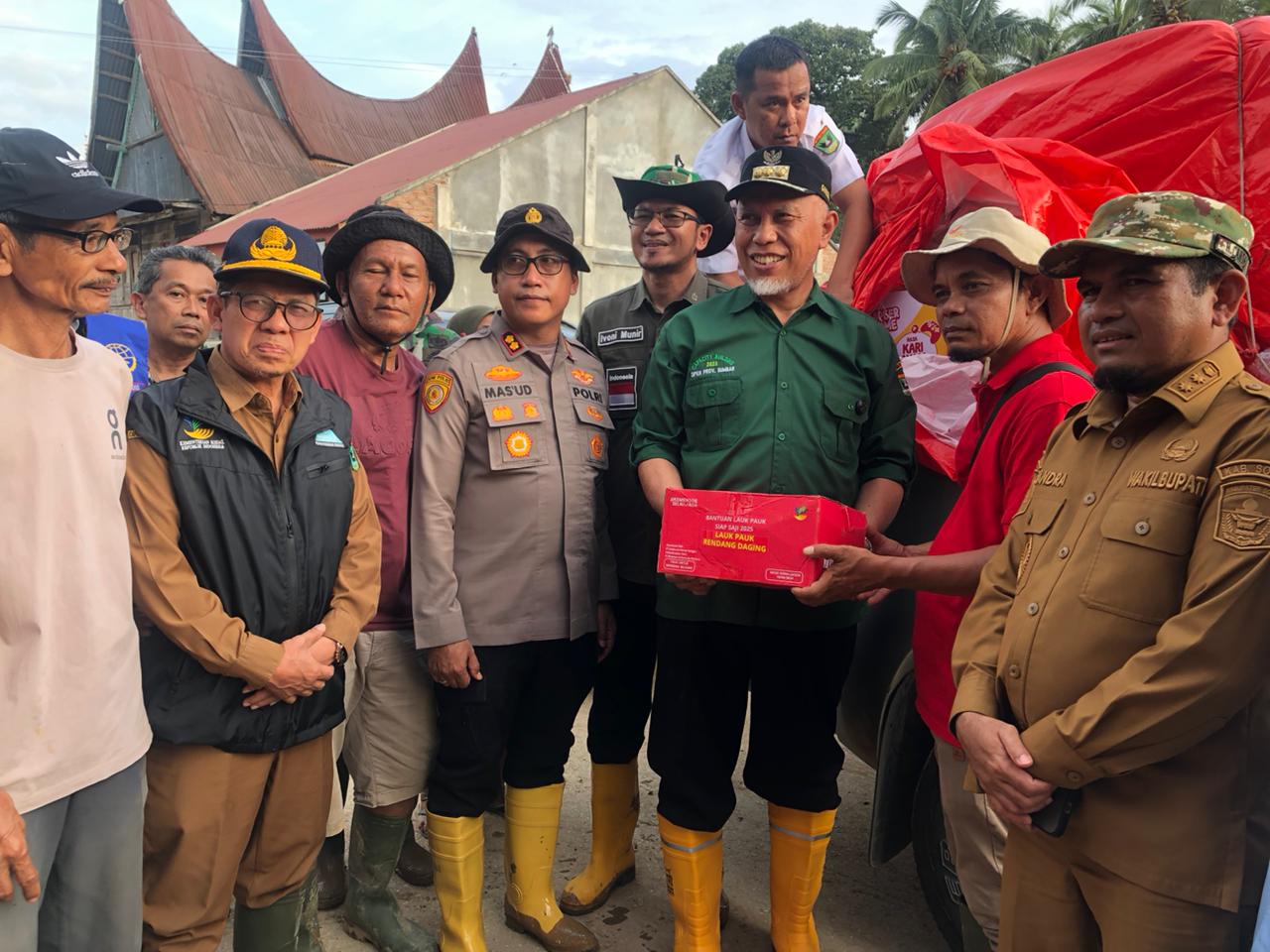Gubernur Sumbar Tinjau Banjir Solok, Serahkan Bantuan