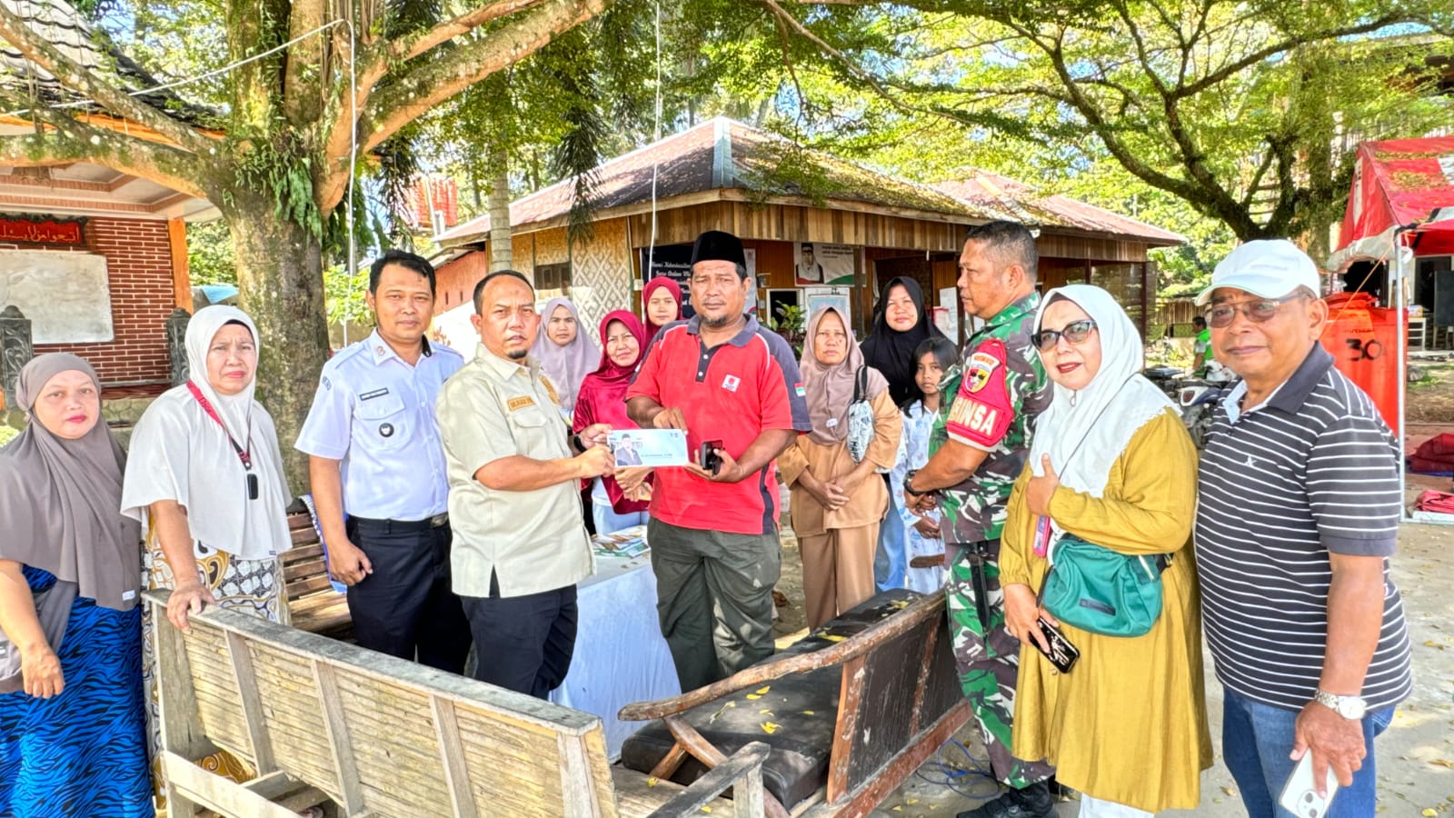 dprd-padang-salurkan-bantuan-tunai-untuk-korban-bencana