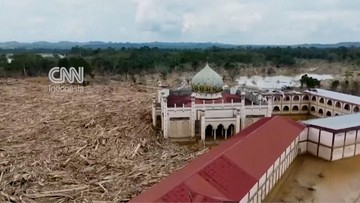 Banjir Aceh Tamiang: Kayu Tutupi Akses, Bantuan Terhambat