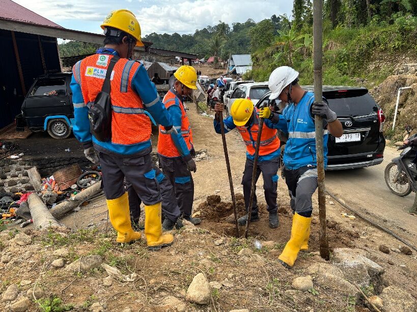 jalur-berlumpur-tak-hentikan-pln-pulihkan-listrik-sumbar