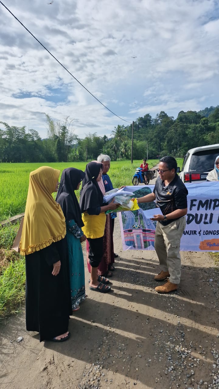 fmipa-unp-salurkan-bantuan,-ringankan-korban-banjir-dan-longsor