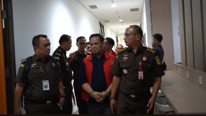 rugikan-negara-rp20-miliar,-dua-tersangka-kasus-korupsi-tunjangan-perumahan-dprd-bekasi-ditahan